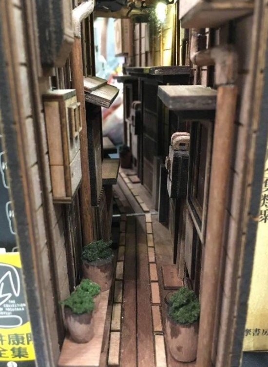 Cool Stuff For Your Shelf (3 pics)
