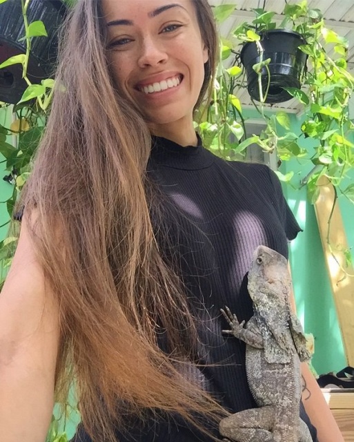 Girl And Reptiles (18 pics)
