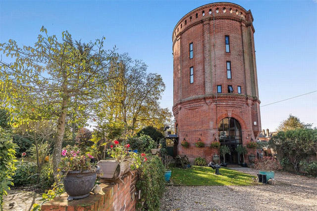 Two Water Towers In Essex Are Now A Home For Sale (13 pics)