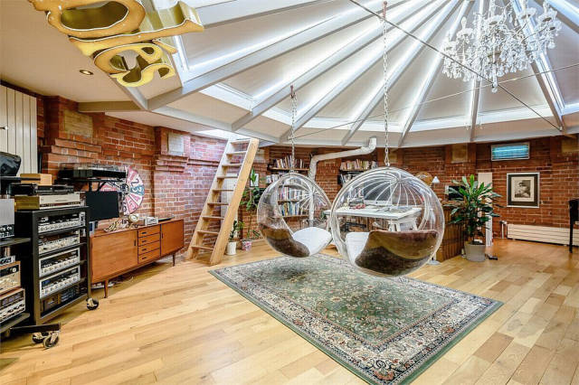 Two Water Towers In Essex Are Now A Home For Sale (13 pics)
