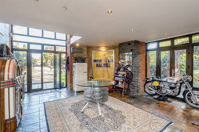 Two Water Towers In Essex Are Now A Home For Sale (13 pics)