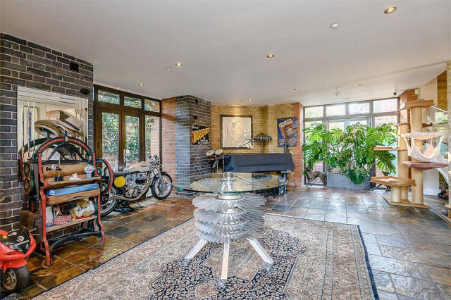 Two Water Towers In Essex Are Now A Home For Sale (13 pics)
