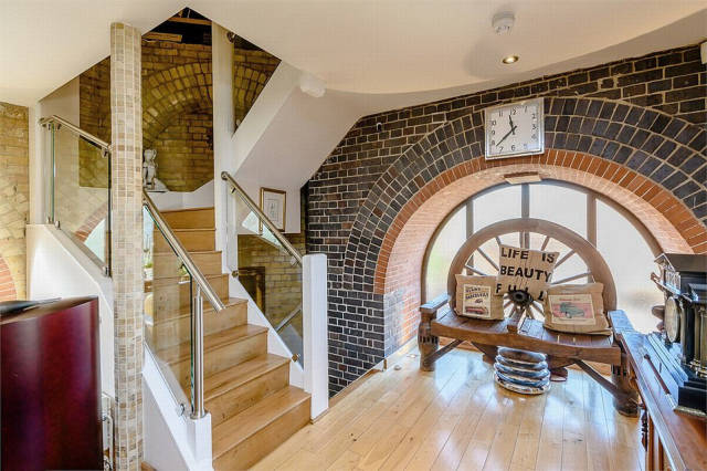 Two Water Towers In Essex Are Now A Home For Sale (13 pics)