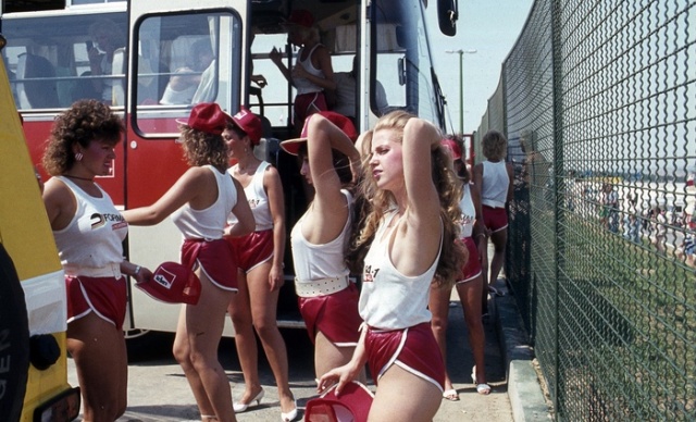 Grid-girls At The First Hungarian Grand Prix 1986 (6 pics)