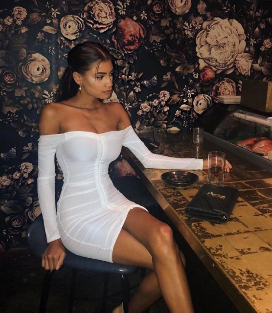 Girls In Tight Dresses (54 pics)