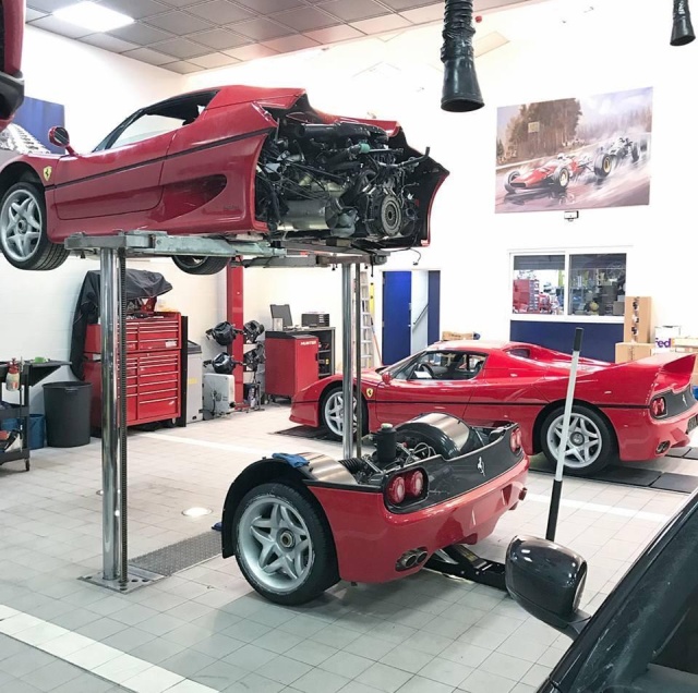 Changing The Clutch On A Ferrari F50 (6 pics)