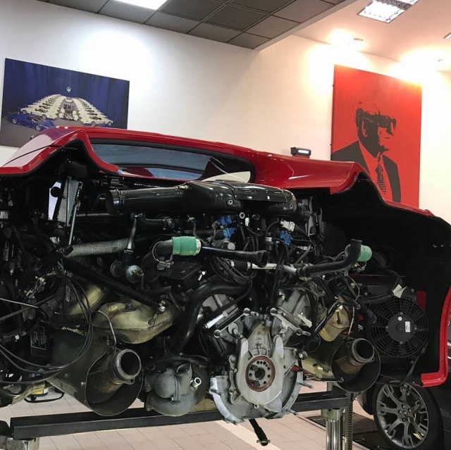 Changing The Clutch On A Ferrari F50 (6 pics)