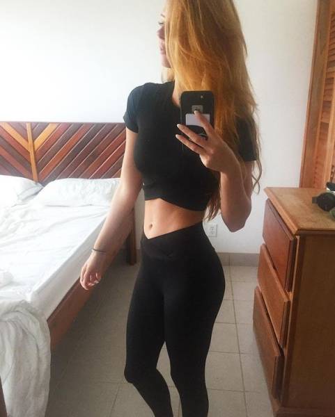 Girls And Mirrors (42 pics)