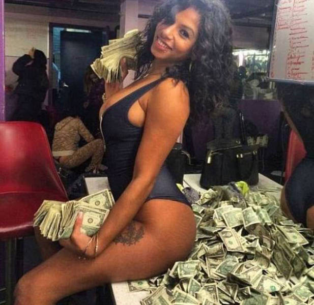 Strippers With Piles Of Cash (18 pics)