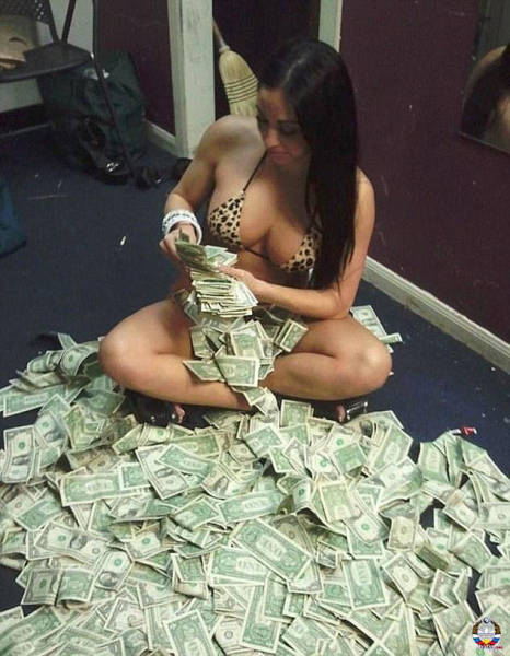 Strippers With Piles Of Cash (18 pics)