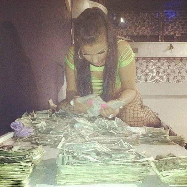Strippers With Piles Of Cash (18 pics)