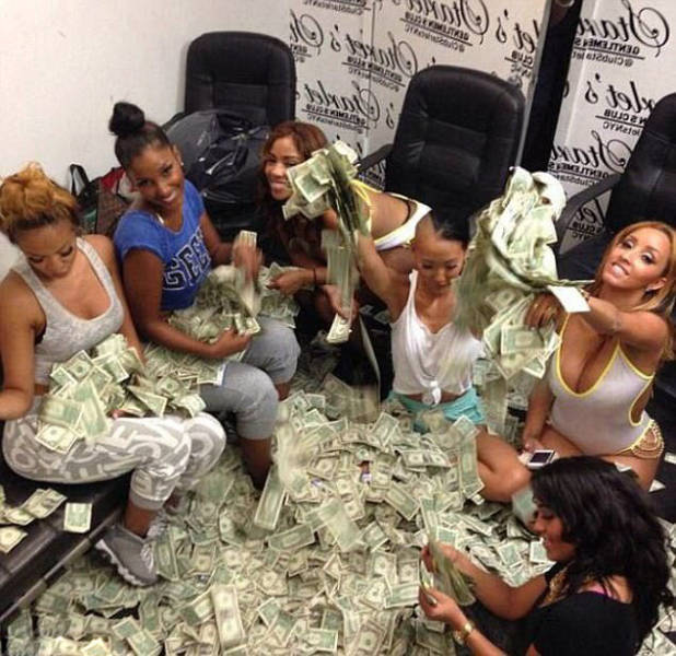 Strippers With Piles Of Cash (18 pics)