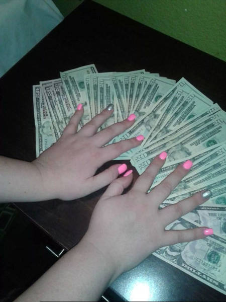 Strippers With Piles Of Cash (18 pics)
