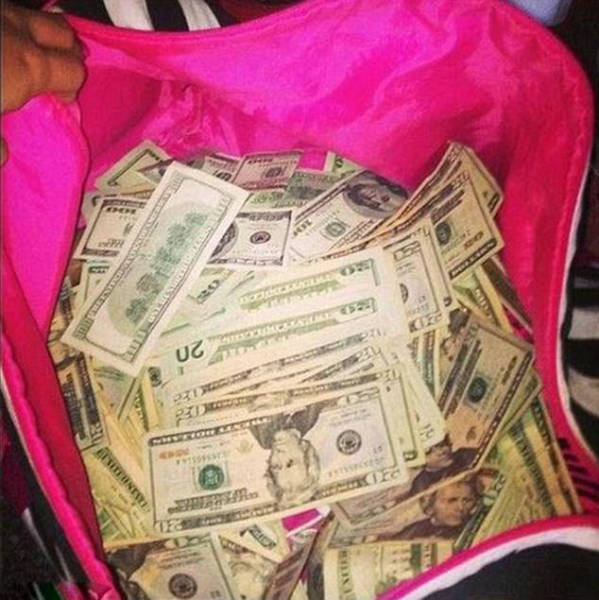 Strippers With Piles Of Cash (18 pics)