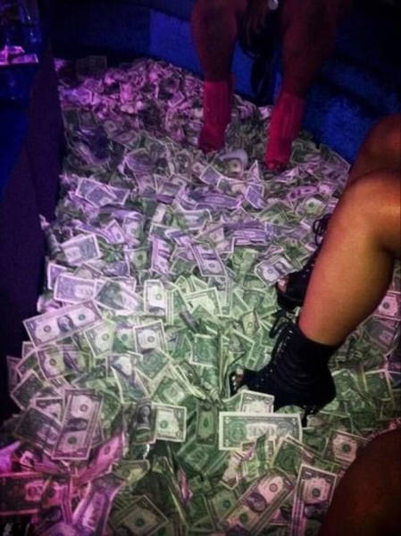 Strippers With Piles Of Cash (18 pics)