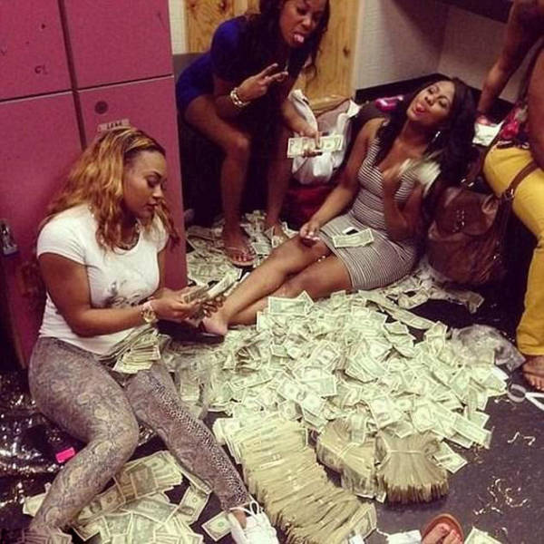 Strippers With Piles Of Cash (18 pics)