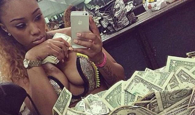 Strippers With Piles Of Cash (18 pics)