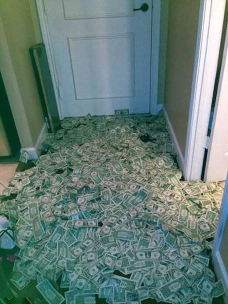 Strippers With Piles Of Cash (18 pics)