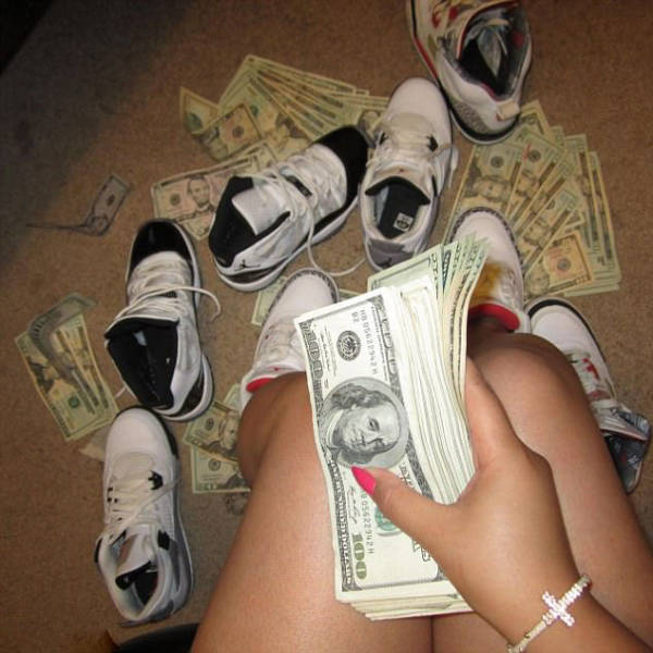 Strippers With Piles Of Cash (18 pics)