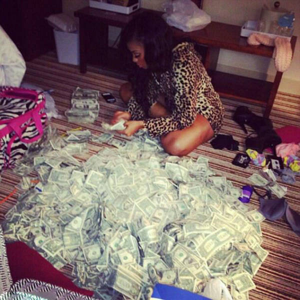 Strippers With Piles Of Cash (18 pics)