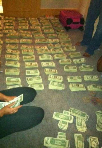 Strippers With Piles Of Cash (18 pics)