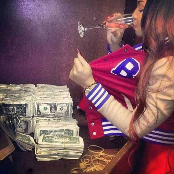 Strippers With Piles Of Cash (18 pics)