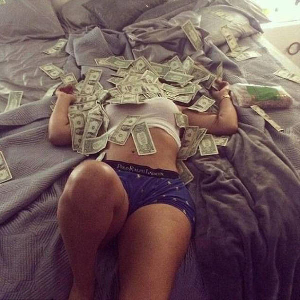 Strippers With Piles Of Cash (18 pics)