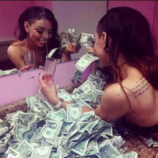 Strippers With Piles Of Cash (18 pics)