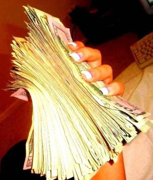 Strippers With Piles Of Cash (18 pics)