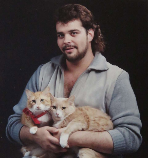 Men Posing With Cats (20 pics)