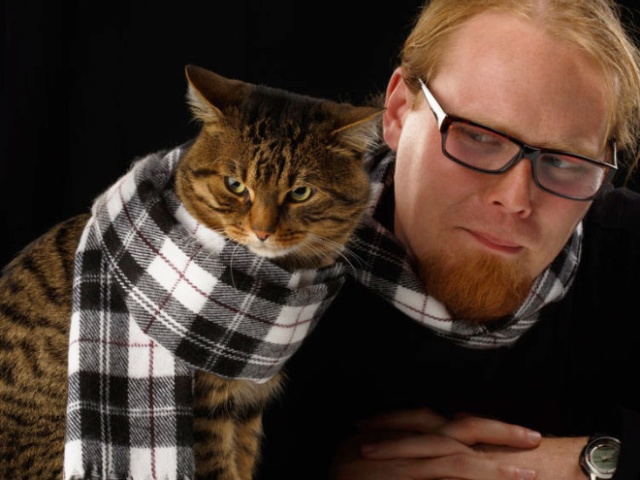 Men Posing With Cats (20 pics)