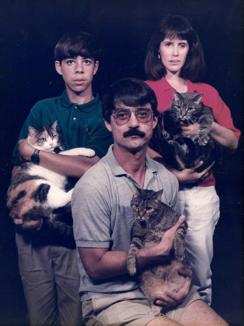 Men Posing With Cats (20 pics)