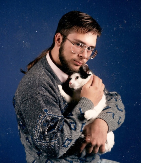 Men Posing With Cats (20 pics)