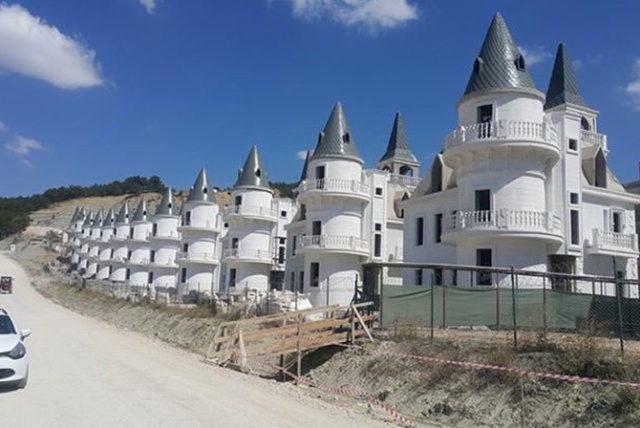 Builder of $200 Million Turkish Chateaux Project Goes Bankrupt (11 pics)