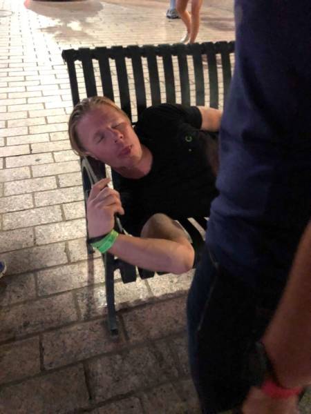 Drunk People Doing Stupid Things (40 pics)