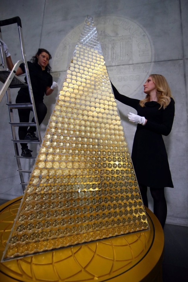 The Most Expensive Christmas Tree In Europe Made Out Of Gold Coins Worth $2.6 Million (3 pics)
