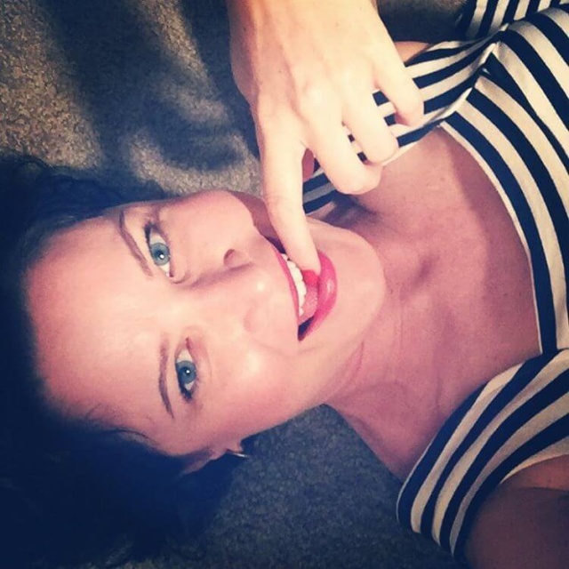 Fingermouthing (14 pics)