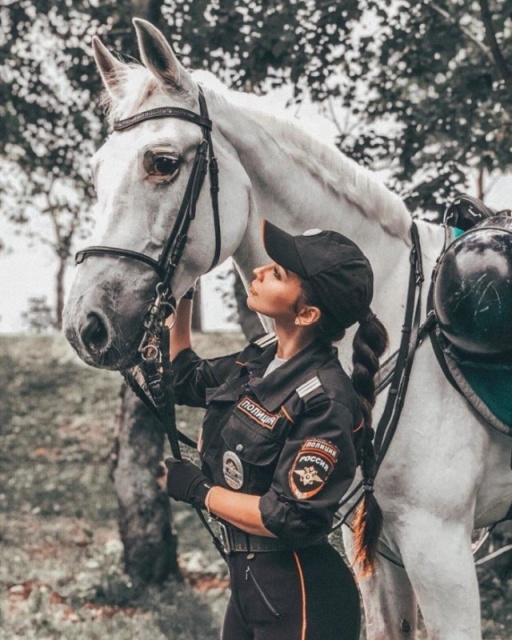 Russian Mounted Police Girls (19 pics)