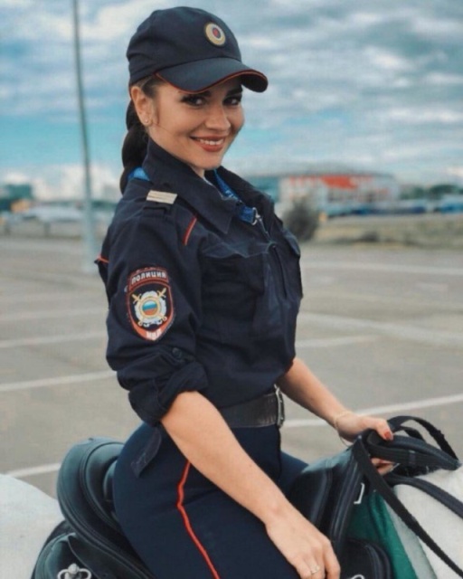 Russian Mounted Police Girls (19 pics)