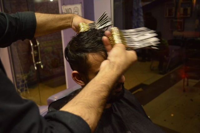 Hairdresser Cuts Customers With 27 Pairs Of Scissors At The Same Time (6 pics)