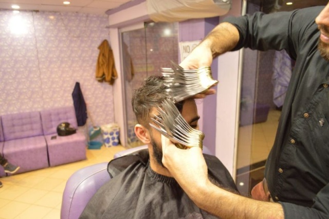 Hairdresser Cuts Customers With 27 Pairs Of Scissors At The Same Time (6 pics)