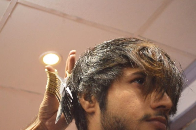 Hairdresser Cuts Customers With 27 Pairs Of Scissors At The Same Time (6 pics)