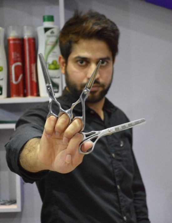 Hairdresser Cuts Customers With 27 Pairs Of Scissors At The Same Time (6 pics)