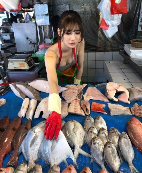 Taiwanese Model Goes Viral After Helping Struggling Mother Sell Fish (12 pics)