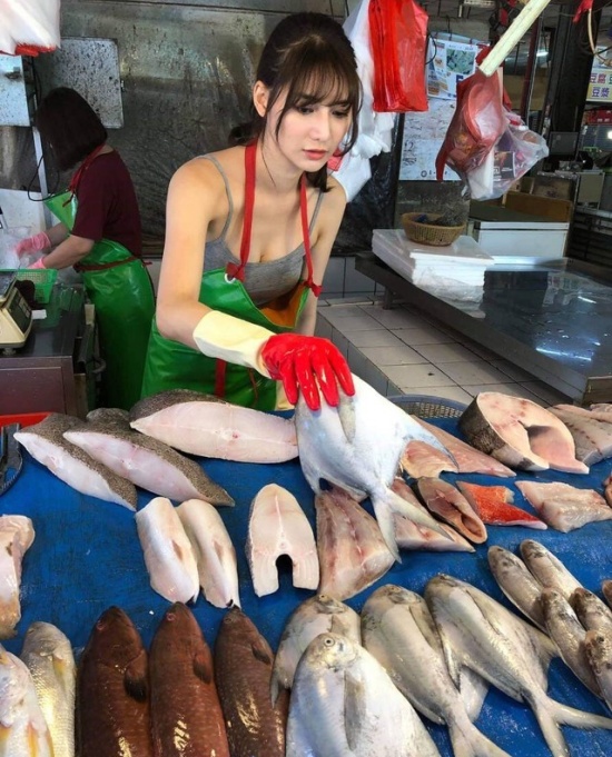 Taiwanese Model Goes Viral After Helping Struggling Mother Sell Fish (12 pics)
