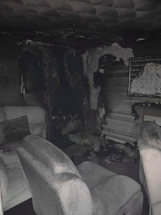 Christmas Tree Fire Destroys House As Young Family Sleeps (6 pics)