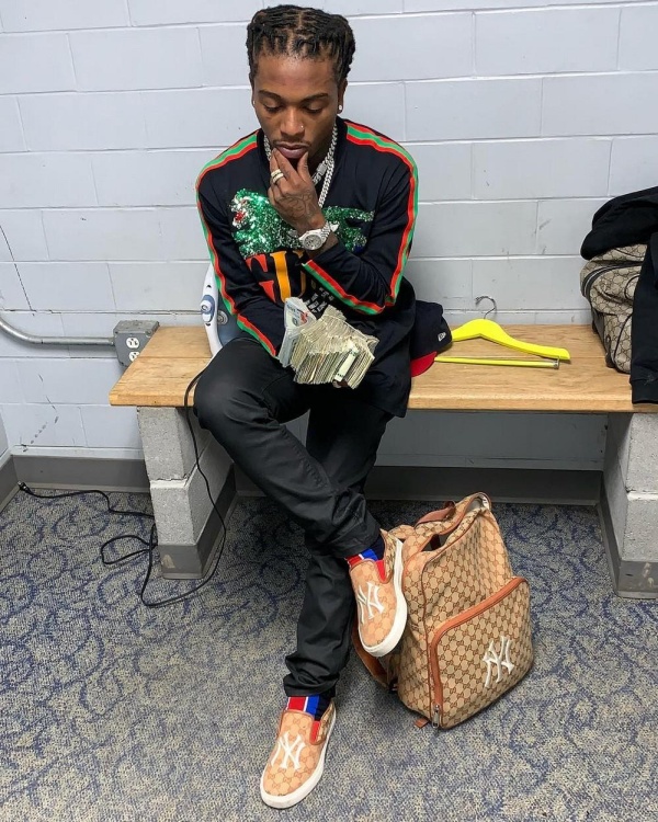 Rapper  Jacquees Gives Two bags Stuffed With $100,000 As Wedding Gift To His Mother (3 pics)