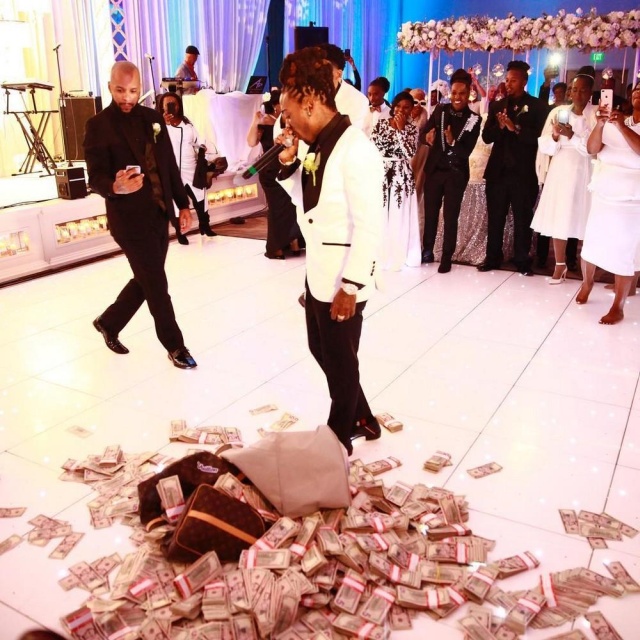 Rapper  Jacquees Gives Two bags Stuffed With $100,000 As Wedding Gift To His Mother (3 pics)