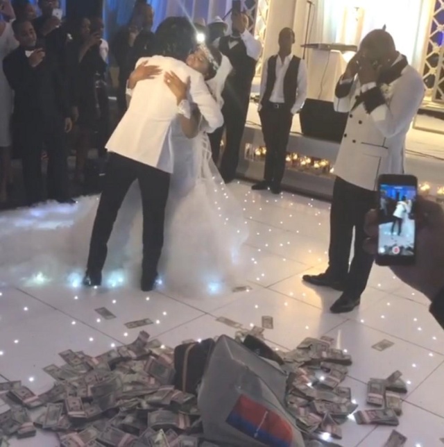 Rapper  Jacquees Gives Two bags Stuffed With $100,000 As Wedding Gift To His Mother (3 pics)