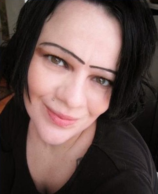 People With Strange Eyebrows (18 pics)